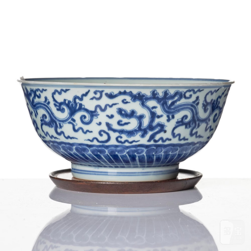 A blue and white 'Chilong' bowl, - 图7